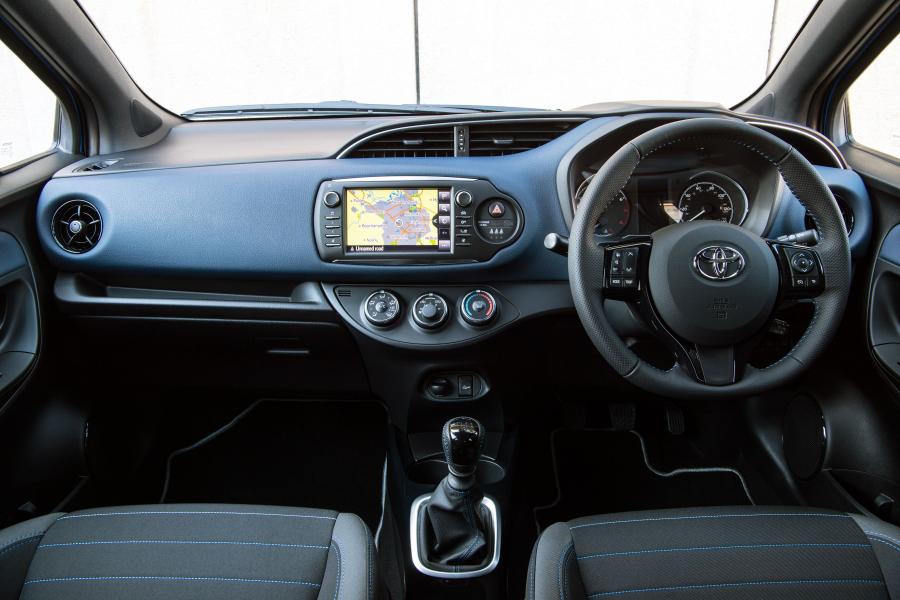 Торпедо Toyota Yaris Bi-Tone 2017 года  (UK) (фото 36 из 40)